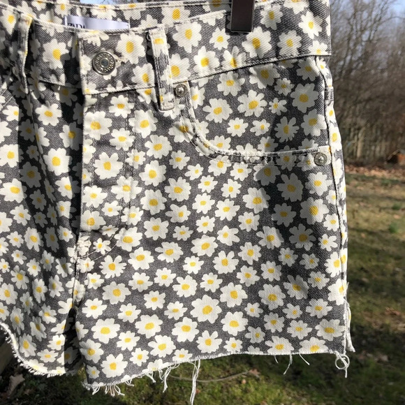 Zara Daisy Floral Denim High Rise Short - Picture 3 of 10